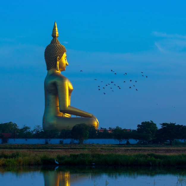 Grande statua del Buddha e cielo blu