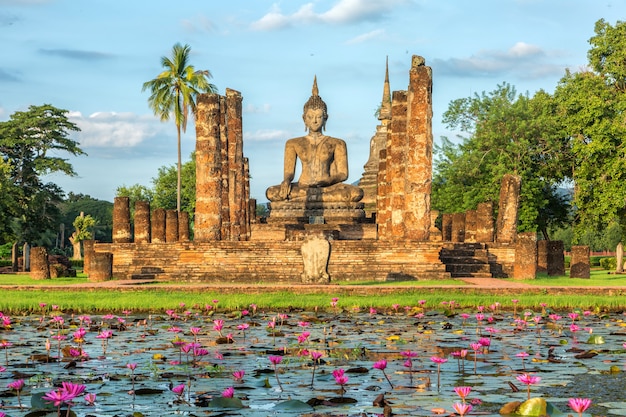 Grande statua del Buddha in Thailandia come destinazione turistica.