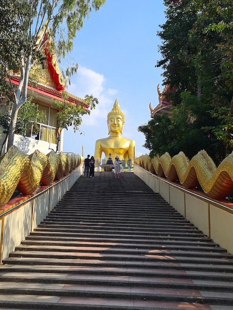 grande statua del buddha nel tempio tailandese
