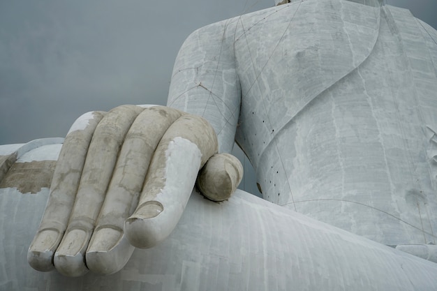Grande statua del Buddha nella provincia Tailandia di Mukdahan.