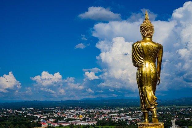 Grande statua dorata del Buddha al