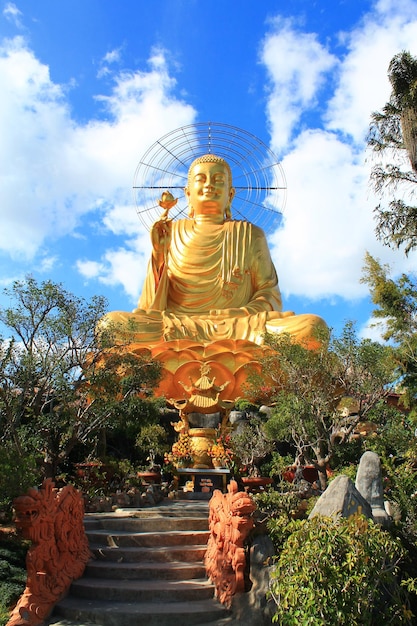 Grande statua dorata del Buddha nella città di Dalat Vietnam