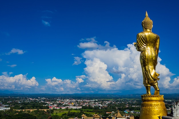 Grande statua dorata del Buddha