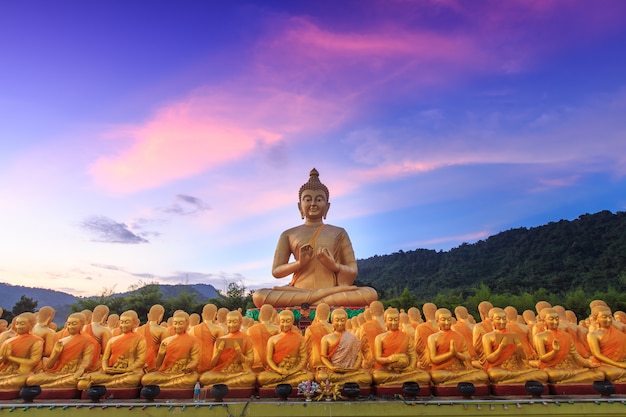 Grande statua dorata di buddha. Nakornnayok Tailandia.