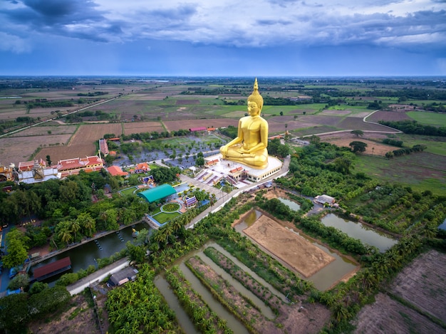 Grande statua dorata di Buddha nel tempio della Tailandia / Wat Maung, provincia di Angthong, Tailandia.
