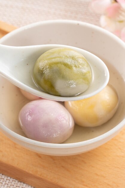 Grande tangyuan in stile glassa colorata con fiore di ciliegio e zuppa di sciroppo