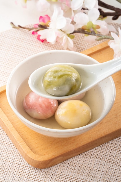 Grande tangyuan in stile glassa colorata con fiore di ciliegio e zuppa di sciroppo