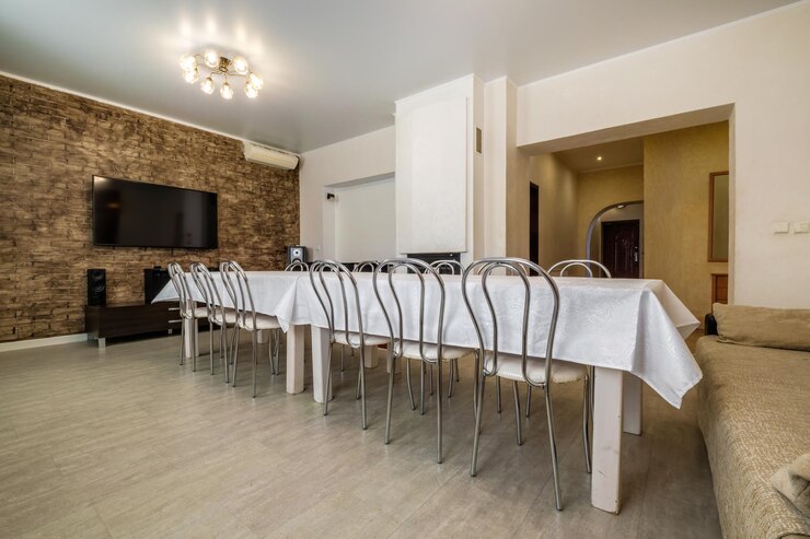 Foto grande tavolo con sedie nella sala banchetti