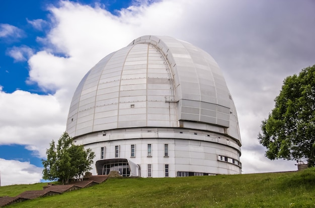 Grande telescopio azimutale in uno speciale osservatorio astrofisico