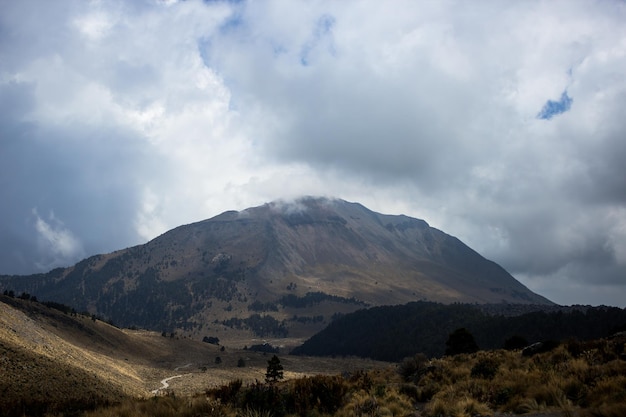 Grande telescopio millimetrico sulla sommità del vulcano Sierra Negra a Puebla in Messico