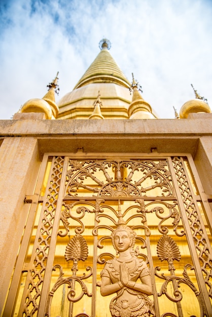 Grande tempio d&#39;oro con lo sfondo del cielo, il nome è Phra Maha Chedi Srivang Chai, Lamphun, Th