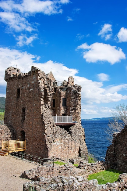 Grande torre del castello di Urquhart a Loch Ness in Scozia. Loch Ness è una città delle Highlands scozzesi nel Regno Unito.