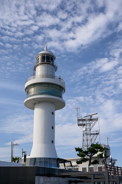 Grande torre dell'osservatorio e punto panoramico con cielo blu nel centro cittadino