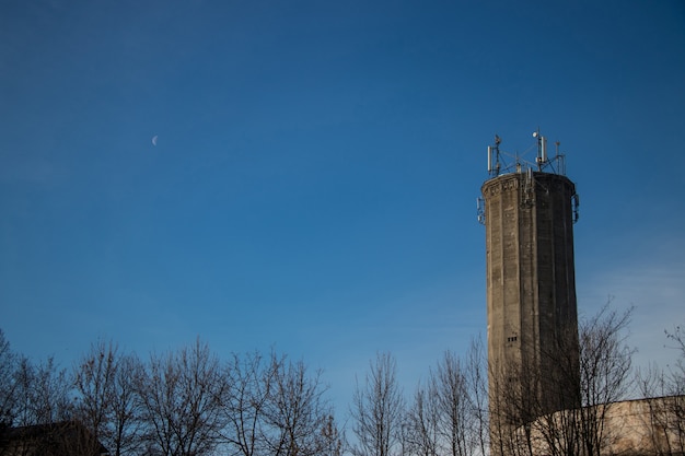 Grande torre e piccola luna