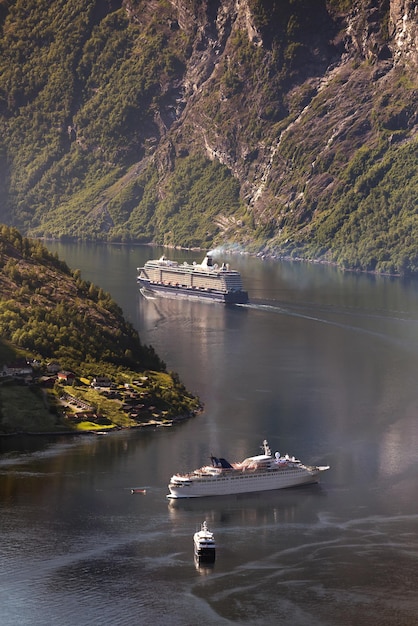 Grande traghetto nel più bel fiordo di Geiranger in Norvegia