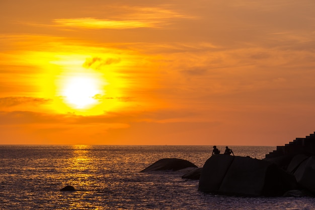 Grande tramonto con la pesca dell&#39;amicizia