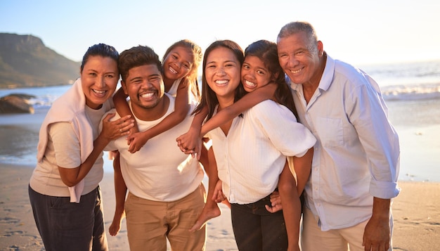 Grande vacanza al mare in famiglia e legame di bambini con genitori e nonni in vacanza e viaggio in Indonesia con amore e sorriso Ritratto di uomini donne e bambine di più generazioni