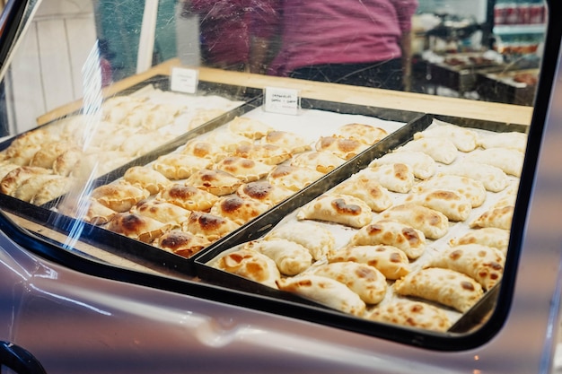 Grande varietà di empanadas argentine.