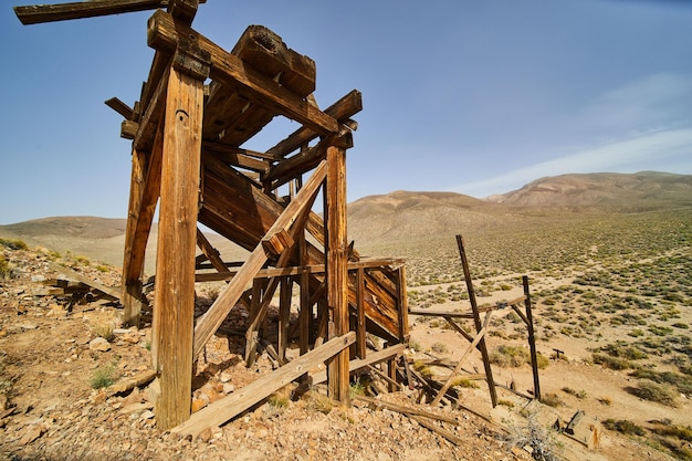 Grande vecchia attrezzatura mineraria nel deserto della Valle della Morte