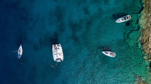 Grande yacht con barche in mare in estate in Grecia