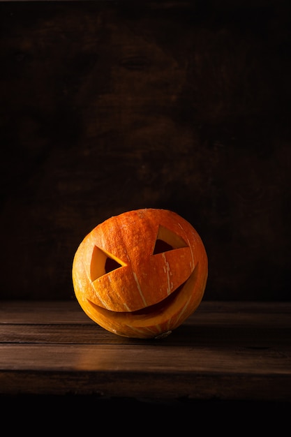 Grande zucca di Halloween su un tavolo di legno