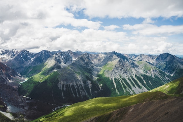 Grandi belle montagne sotto il cielo nuvoloso