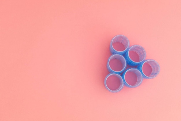 Grandi bigodini blu su sfondo rosa brillante