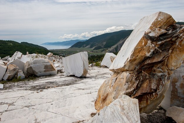 Grandi blocchi di marmo bianco nella vecchia cava abbandonata