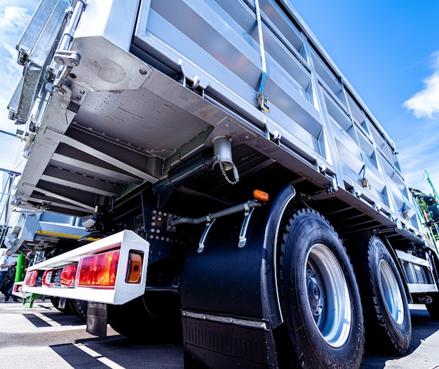 Grandi camion di grano sullo sfondo del cielo blu