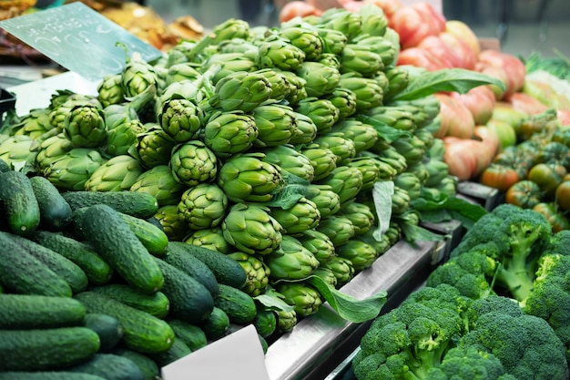 Grandi carciofi biologici maturi in vendita al mercato locale.