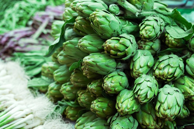 Grandi carciofi biologici maturi in vendita al mercato locale.