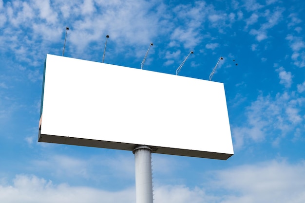 Grandi cartelloni pubblicitari con uno sfondo di cielo nuvoloso