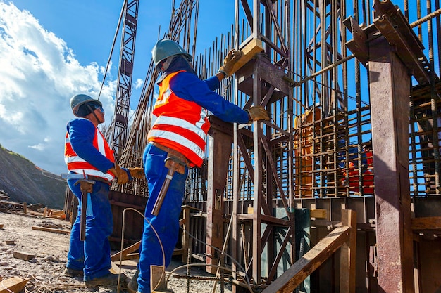 Grandi costruzioni, ponti, edifici, esecuzione industriale della fondazione e del calcestruzzo.