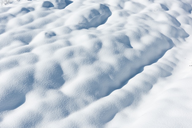 Grandi cumuli di neve su un campo innevato