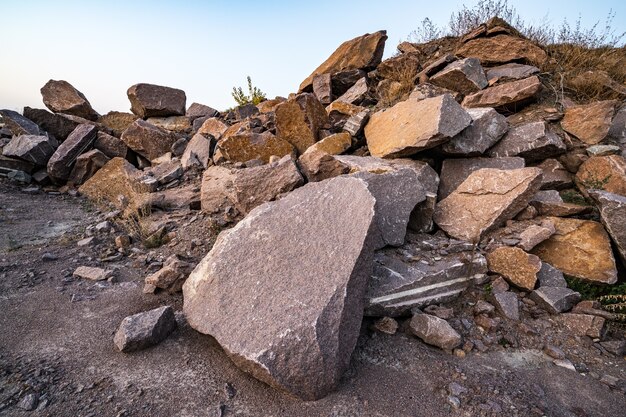 Grandi depositi di materiali lapidei vicino a una cava mineraria