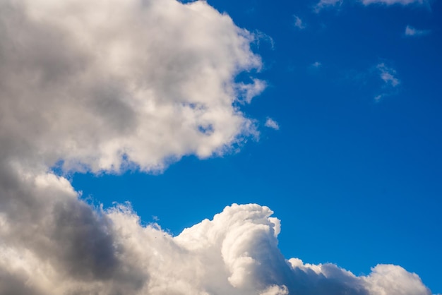 Grandi e pesanti nuvole sullo sfondo del cielo blu