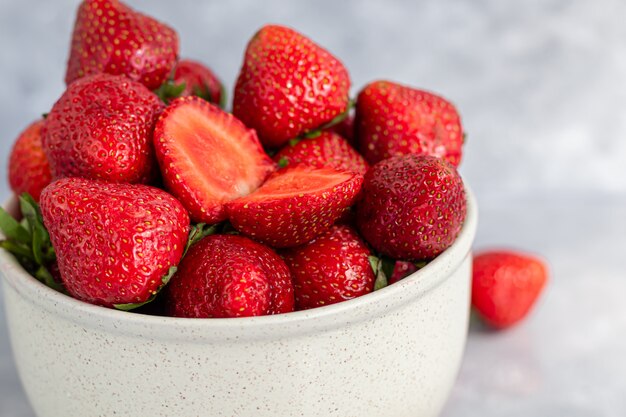 Grandi fragole mature vengono raccolte dal giardino