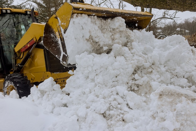 Grandi grumi di cumulo di neve bianca con cumulo di neve