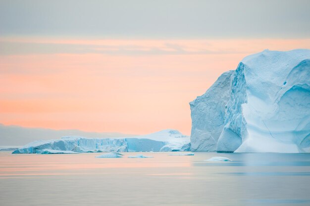 Grandi iceberg blu al tramonto, Groenlandia occidentale