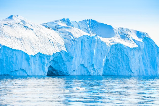 Grandi iceberg blu nel fiordo di Ilulissat, costa occidentale della Groenlandia