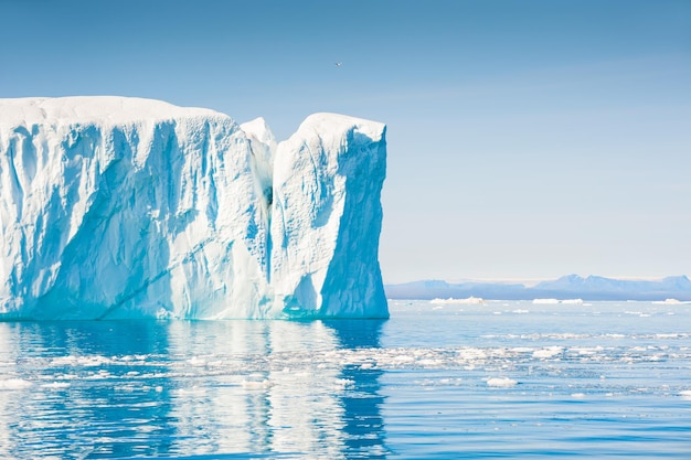 Grandi iceberg blu nel fiordo di Ilulissat, Groenlandia occidentale