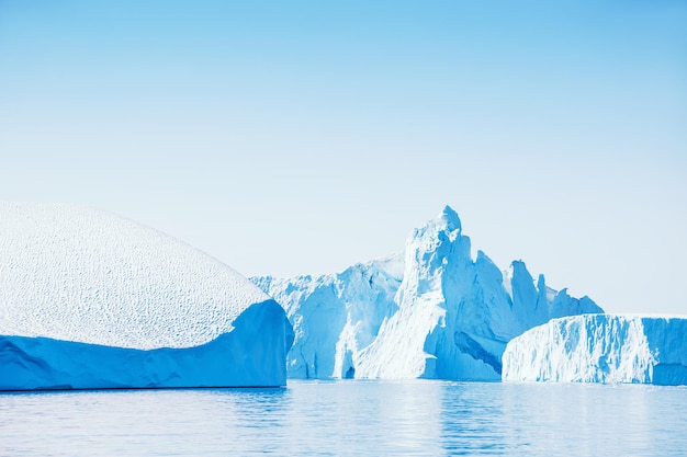 Grandi iceberg blu nel fiordo di Ilulissat, Groenlandia