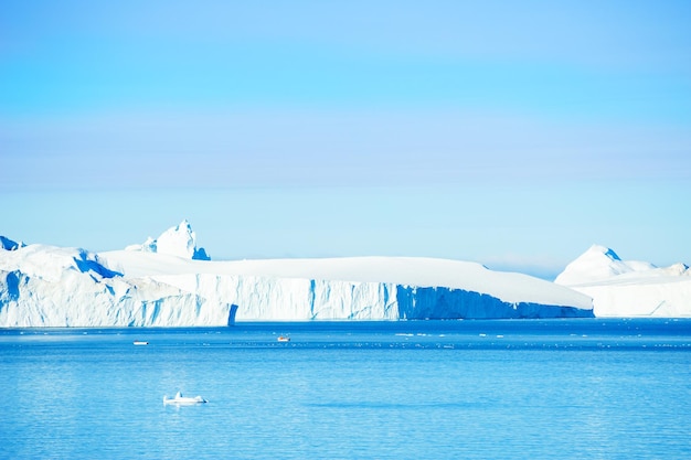 Grandi iceberg nel fiordo di Ilulissat, costa occidentale della Groenlandia
