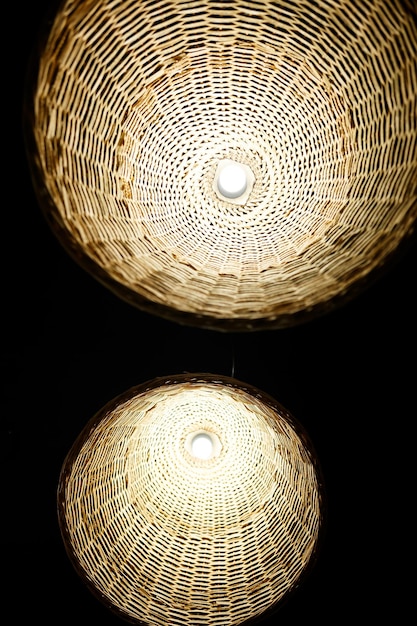 Grandi lampadari in legno con lampadine all'interno