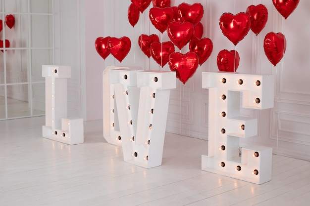 Grandi lettere incandescenti Amore con lampadine retrò a led. Sfere d'aria rosse a forma di cuore