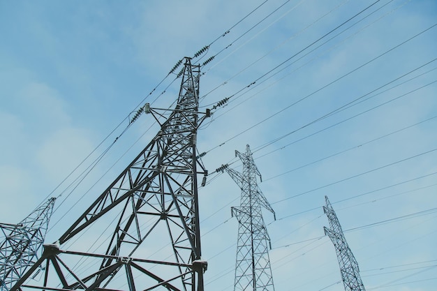 Grandi linee elettriche gelide tra il parco innevato invernale vicino all'edificio Vista aerea