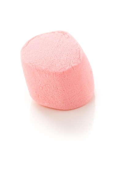 Grandi marshmallow rosa rotondi su un backgrouns bianco.