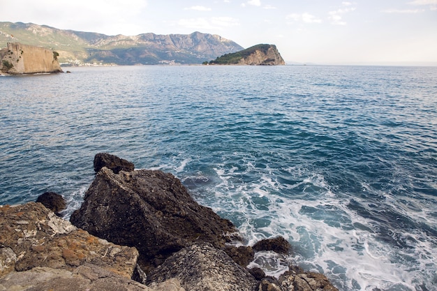 Grandi massi si trovano sulla spiaggia in Montenegro in autunno