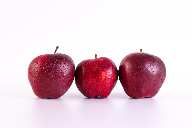 Grandi mele rosse fresche su sfondo bianco