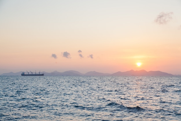 Grandi navi da carico e l&#39;alba al mattino.